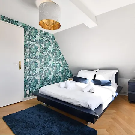 Romantique Fly Me To The Moon Apartment